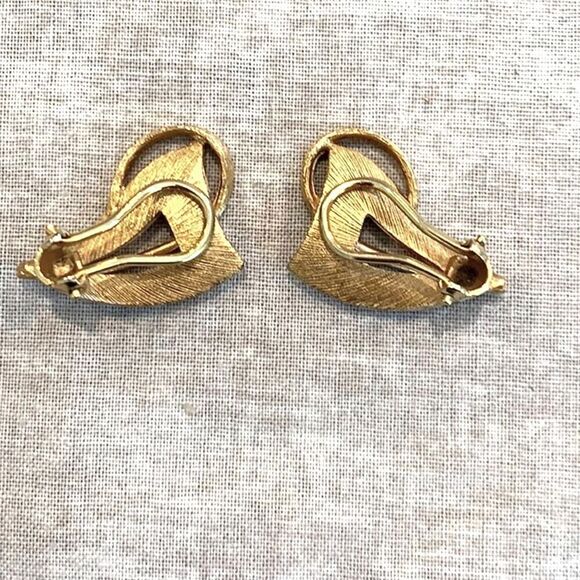 Gorgeous Brushed Gold Clip earrings with design, Quality Vintage - Picture 2 of 2
